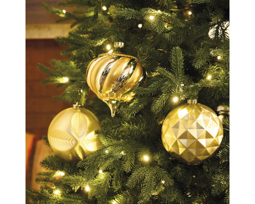 Nahaufnahme eines geschmückten Weihnachtsbaums mit goldenen Kugeln und Lichtern
