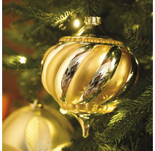 Goldfarbener Ornament-Christbaumschmuck mit gedrehtem Design an einem Weihnachtsbaum
