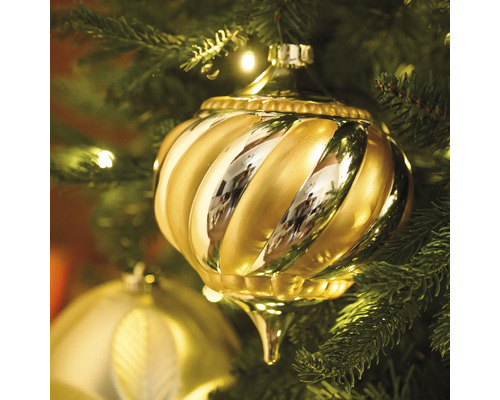 Goldfarbener Ornament-Christbaumschmuck mit gedrehtem Design an einem Weihnachtsbaum