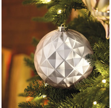 Weihnachtsbaum mit silberner Kugel mit geometrischem Muster