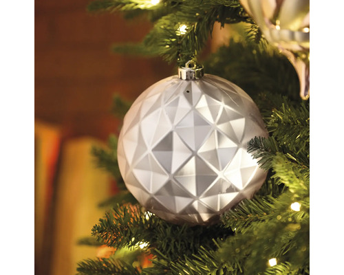 Weihnachtsbaum mit silberner Kugel mit geometrischem Muster