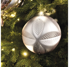 Weihnachtsbaumkugel mit Blattmuster hängt am Weihnachtsbaum