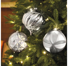 Nahaufnahme von silberfarbenem Weihnachtsschmuck an einem Weihnachtsbaum