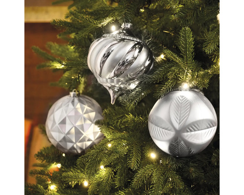 Nahaufnahme von silberfarbenem Weihnachtsschmuck an einem Weihnachtsbaum