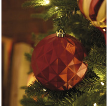 Dekorierter Weihnachtsbaum mit roter Kugel mit geometrischem Muster