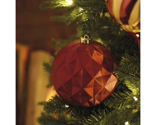 Dekorierter Weihnachtsbaum mit roter Kugel mit geometrischem Muster