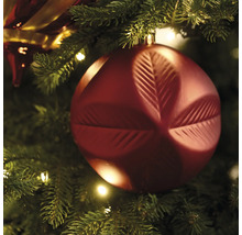 Weihnachtskugel mit Blattmuster am Weihnachtsbaum
