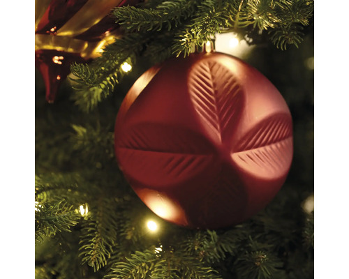 Weihnachtskugel mit Blattmuster am Weihnachtsbaum