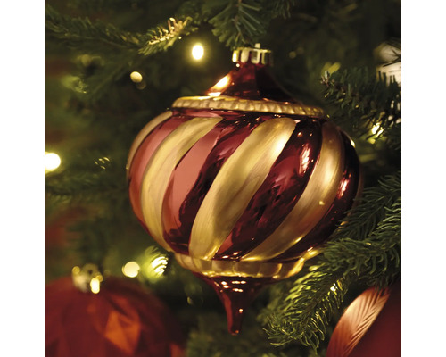 Verzierter Christbaumschmuck mit Spiralmuster am Weihnachtsbaum