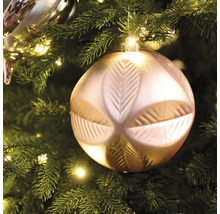 Dekorativer Christbaumschmuck mit Blattmuster an einem Weihnachtsbaum