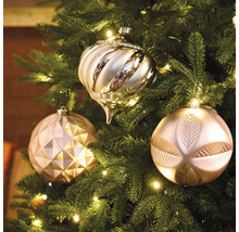 Weihnachtsbaum geschmückt mit Christbaumkugeln und Lichtern