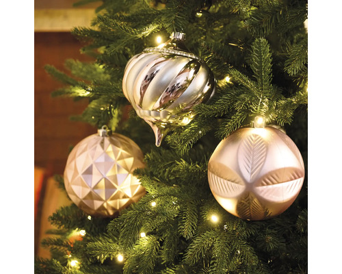 Weihnachtsbaum geschmückt mit Christbaumkugeln und Lichtern