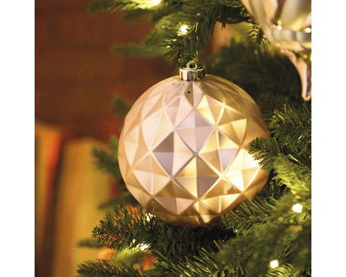 Nahaufnahme einer Christbaumkugel mit geometrischem Muster an einem Weihnachtsbaum
