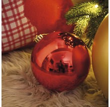 Weihnachtliche Szene mit Christbaumkugeln auf einem Teppich