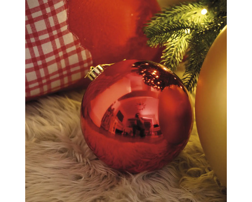 Weihnachtliche Szene mit Christbaumkugeln auf einem Teppich