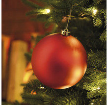 Rote Christbaumkugel am Weihnachtsbaum