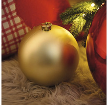Dekorative Weihnachtskugel auf einem flauschigen Teppich