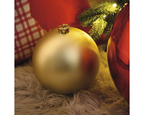 Dekorative Weihnachtskugel auf einem flauschigen Teppich