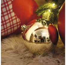 Dekorative Weihnachtskugel auf einem Teppich