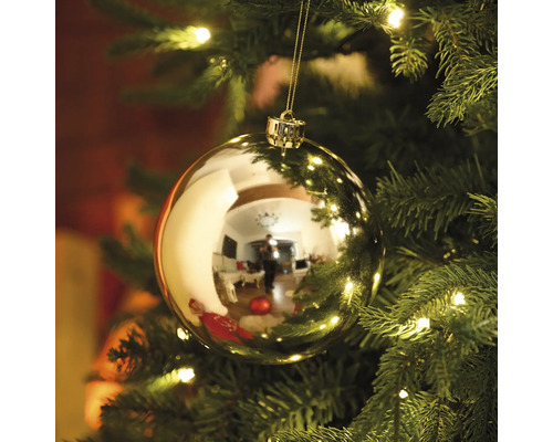 Weihnachtsbaum mit glänzender Christbaumkugel