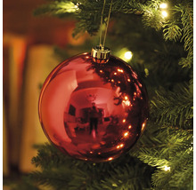 Rote Weihnachtskugel am Weihnachtsbaum