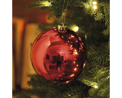 Rote Weihnachtskugel am Weihnachtsbaum