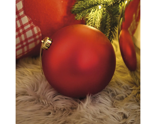 Rote Weihnachtskugel auf einem Teppich