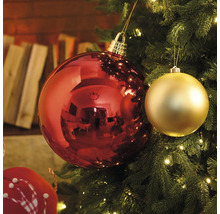 Nahaufnahme von roten und goldenen Weihnachtskugeln am Weihnachtsbaum