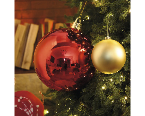 Nahaufnahme von roten und goldenen Weihnachtskugeln am Weihnachtsbaum