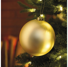 Goldene Weihnachtskugel hängt am Christbaum