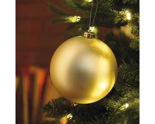 Goldene Weihnachtskugel hängt am Christbaum