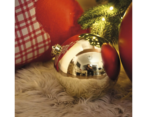 Dekorative Weihnachtskugeln auf einem flauschigen Teppich unter dem Weihnachtsbaum