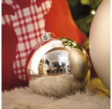 Weihnachtsdekoration mit Christbaumkugeln auf einer flauschigen Oberfläche