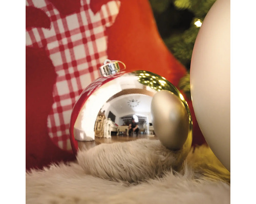 Weihnachtsdekoration mit Christbaumkugeln auf einer flauschigen Oberfläche