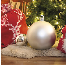 Weihnachtsszene mit Weihnachtsbaum, Christbaumkugeln und Geschenkesack