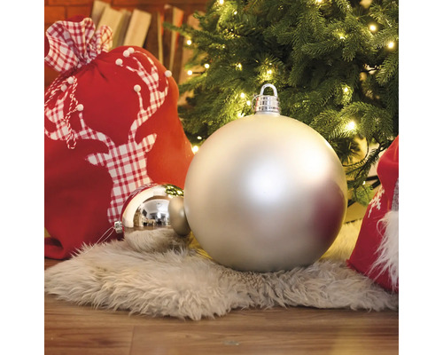 Weihnachtsszene mit Weihnachtsbaum, Christbaumkugeln und Geschenkesack