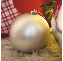 Christbaumkugel auf einem Teppich