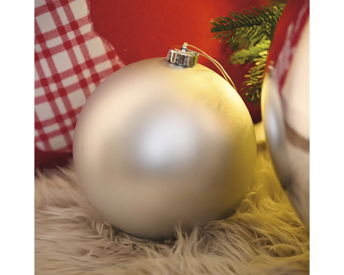 Christbaumkugel auf einem Teppich