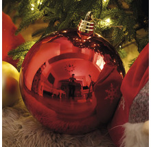 Rote Weihnachtskugel unter einem Weihnachtsbaum
