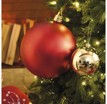 Weihnachtsbaum geschmückt mit einer roten und einer silberfarbenen Christbaumkugel