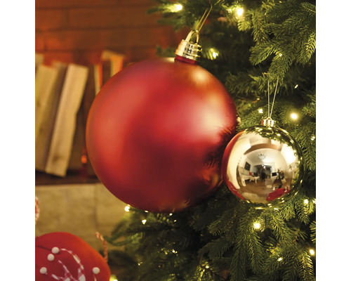 Weihnachtsbaum geschmückt mit einer roten und einer silberfarbenen Christbaumkugel