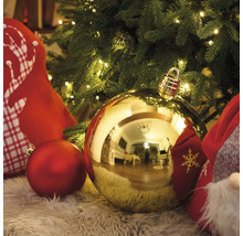 Szene mit Weihnachtskugeln und Dekoration auf einem Teppich unter einem Weihnachtsbaum