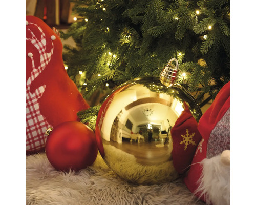 Szene mit Weihnachtskugeln und Dekoration auf einem Teppich unter einem Weihnachtsbaum