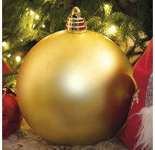 Goldene Weihnachtsbaumkugel unter einem Weihnachtsbaum