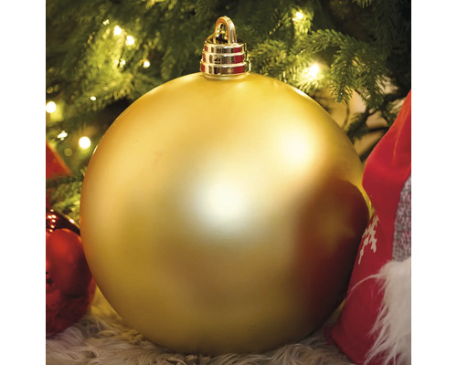 Goldene Weihnachtsbaumkugel unter einem Weihnachtsbaum