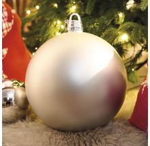 Große Christbaumkugel unter einem Weihnachtsbaum