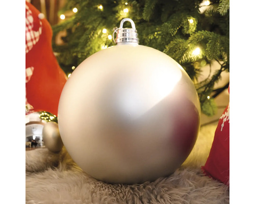 Große Christbaumkugel unter einem Weihnachtsbaum