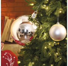 Weihnachtsbaum mit silbernen und weißen Kugeln sowie Lichterkette