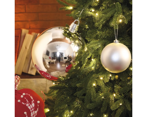 Weihnachtsbaum mit silbernen und weißen Kugeln sowie Lichterkette