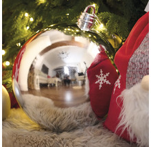 Silberfarbene Christbaumkugel unter dem Weihnachtsbaum